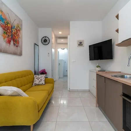 Leo Apartment