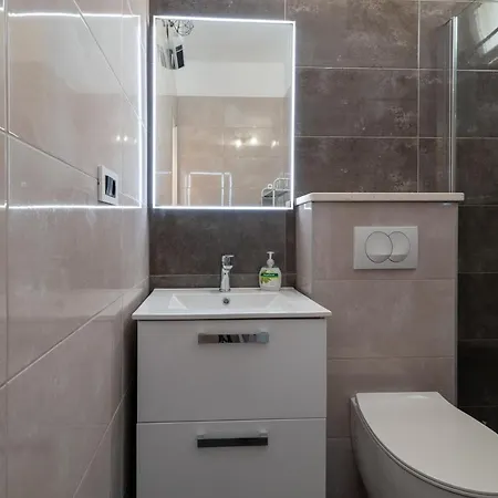 Leo Apartment