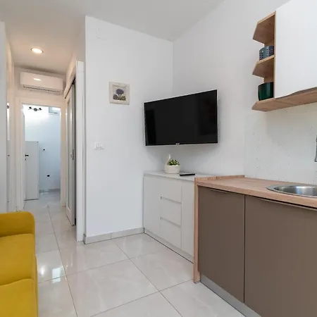 Leo Apartment